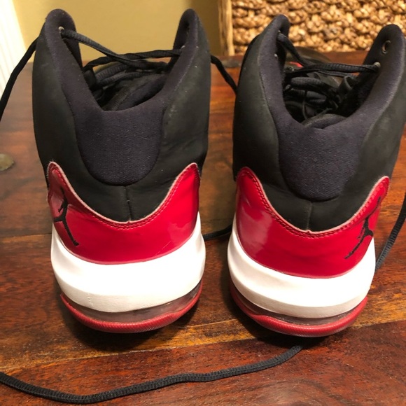 Nike Air Jordan Max Aura Men's Sz 10.5 Shoes Black/Red/White AQ9084-006 - Picture 3 of 11